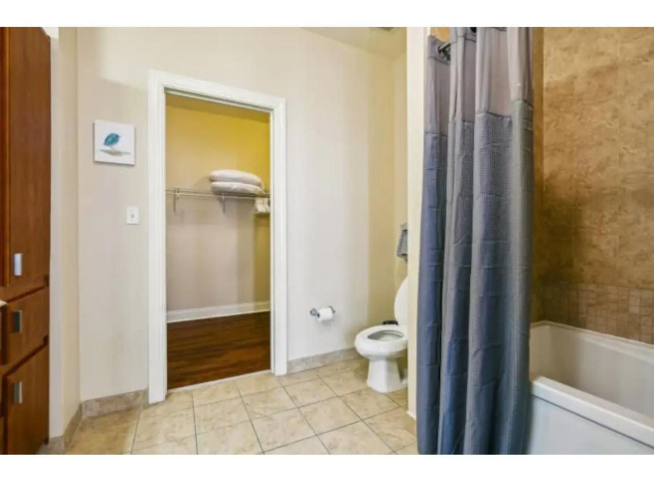 Amazing Condos Beautiful View 2 Blocks To French Quarter, Small Rooftop Pool, Gym, Seanger Theater, Super Dome, And Bourbon St New Orleans Room photo